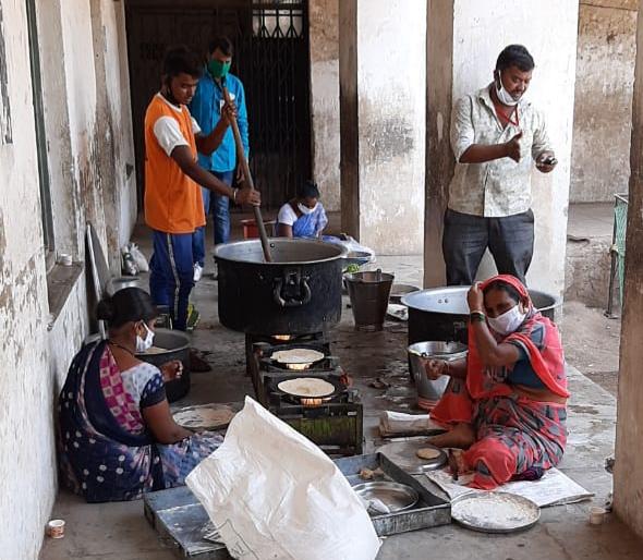     Nandgaon Municipal Council has lunch boxes for the needy | नांदगाव नगरपरिषदेतर्फे गरजूंना जेवणाचे डबे