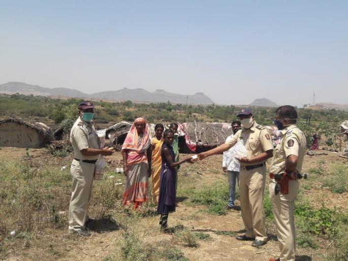 Distribution of biscuits to tribal brothers on Darna dam | दारणा धरणावरील आदिवासी बांधवांना बिस्किट वाटप Distribution of biscuits to tribal brothers on Darna dam | दारणा धरणावरील आदिवासी बांधवांना बिस्किट वाटप