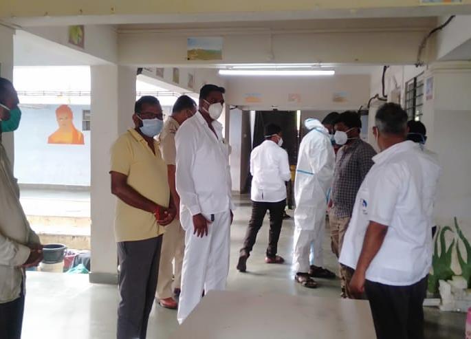 Panchayat Samiti member Somnath Joshi visits Eklavya Kovid Center | पंचायत समिती सदस्य सोमनाथ जोशी यांची एकलव्य कोविड सेंटरला भेट