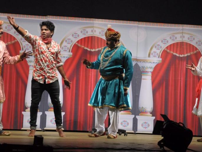 Artists discover the intimate of social life | कलावंतांनी उलगडले समाजजीवनाचे अंतरंग Artists discover the intimate of social life | कलावंतांनी उलगडले समाजजीवनाचे अंतरंग