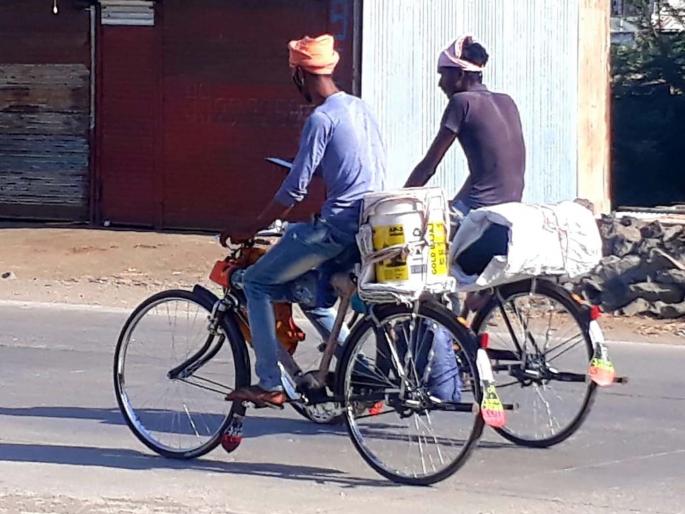 He cycled a thousand kilometers to reach the village | गावी जाण्यासाठी त्यांचा एक हजार किलोमीटरचा सायकलीवरचा प्रवास He cycled a thousand kilometers to reach the village | गावी जाण्यासाठी त्यांचा एक हजार किलोमीटरचा सायकलीवरचा प्रवास