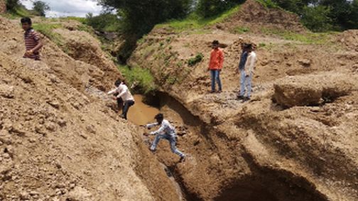 Dhareshwar-Gogapur road closed due to filling | भराव वाहून गेल्याने धारेश्वर-गोगापूर रस्ता बंद Dhareshwar-Gogapur road closed due to filling | भराव वाहून गेल्याने धारेश्वर-गोगापूर रस्ता बंद