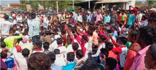 Queues of vehicles in Sarangkheda due to the Rasta Rocco agitation for an hour and a half | सारंगखेड्यात दीड तास रास्ता रोको आंदोलनामुळे वाहनांच्या रांगा Queues of vehicles in Sarangkheda due to the Rasta Rocco agitation for an hour and a half | सारंगखेड्यात दीड तास रास्ता रोको आंदोलनामुळे वाहनांच्या रांगा