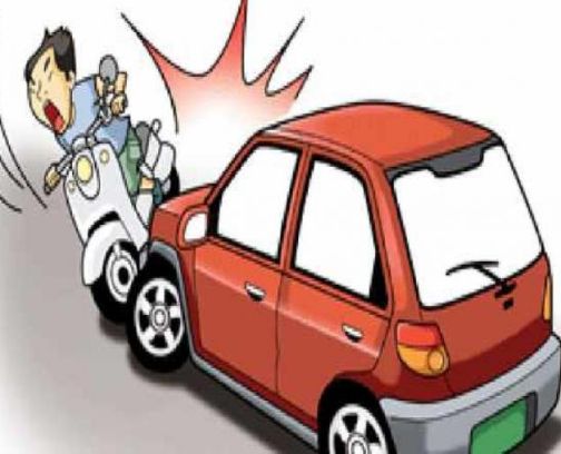 Two-wheeler killed in car crash | कारच्या धडकेत दुचाकीस्वार ठार Two-wheeler killed in car crash | कारच्या धडकेत दुचाकीस्वार ठार