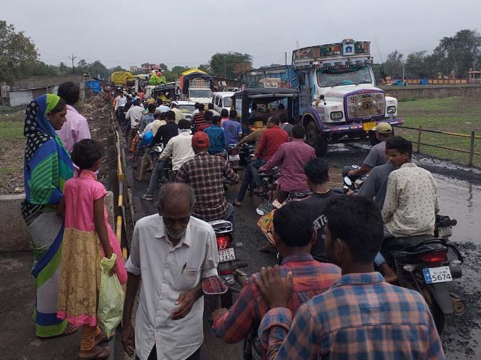 Traffic on the bridge due to potholes | पुलावर खड्डय़ांमुळे वाहतुकीला खोळंबा Traffic on the bridge due to potholes | पुलावर खड्डय़ांमुळे वाहतुकीला खोळंबा