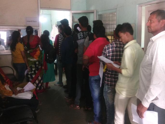 Citizens engaged in a dispute between officers | अधिकाऱ्यांच्या अंतर्गत वादात नागरिक वेठीस Citizens engaged in a dispute between officers | अधिकाऱ्यांच्या अंतर्गत वादात नागरिक वेठीस