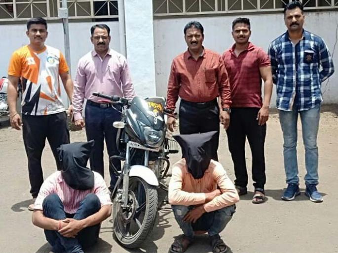 Lashing trucker in two hours robbed | ट्रकचालकास लुटणारे दोन तासात जेरबंद Lashing trucker in two hours robbed | ट्रकचालकास लुटणारे दोन तासात जेरबंद