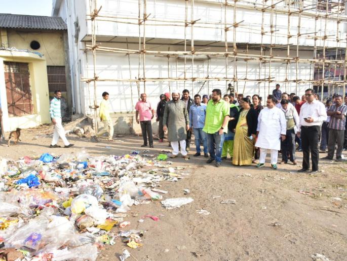 While the clean survey was going on, Nashik Mayors also saw a dirty look in the city | स्वच्छ सर्वेक्षण सुरू असताना नाशिकच्या महापौरांना मात्र शहरात अस्वच्छतेचे दर्शन While the clean survey was going on, Nashik Mayors also saw a dirty look in the city | स्वच्छ सर्वेक्षण सुरू असताना नाशिकच्या महापौरांना मात्र शहरात अस्वच्छतेचे दर्शन