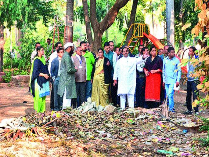 Clean Surveys: The office bearers, including the mayor, are at loggerheads on the efficiency of Darshan administration. | स्वच्छ सर्वेक्षण : महापौरांसह पदाधिकाºयांना ठिकठिकाणी अव्यवस्थेचे दर्शन प्रशासनाच्या कार्यक्षमतेवर प्रश्नचिन्ह Clean Surveys: The office bearers, including the mayor, are at loggerheads on the efficiency of Darshan administration. | स्वच्छ सर्वेक्षण : महापौरांसह पदाधिकाºयांना ठिकठिकाणी अव्यवस्थेचे दर्शन प्रशासनाच्या कार्यक्षमतेवर प्रश्नचिन्ह