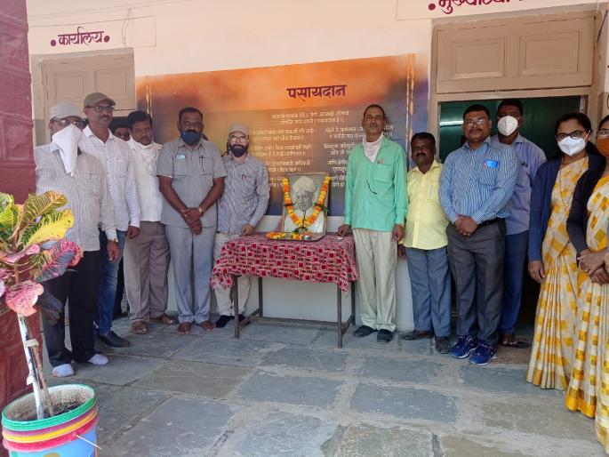 Worship of Radhakrishnan's image at Boraste Vidyalaya | बोरस्ते विद्यालयात राधाकृष्णन यांच्या प्रतिमेचे पूजन