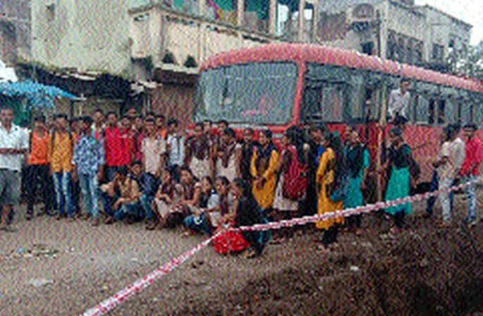 Due to inconvenience, students are stopped | गैरसोयीमुळे विद्यार्थ्यांनी रोखली बस Due to inconvenience, students are stopped | गैरसोयीमुळे विद्यार्थ्यांनी रोखली बस