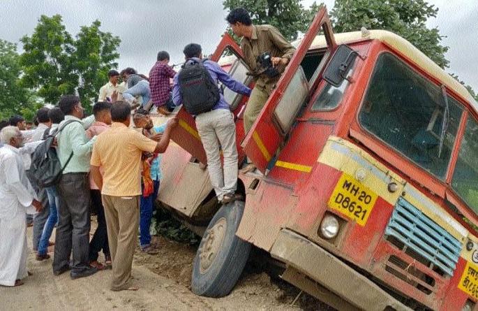 Bus accident near Belfast | बेलफाट्याजवळ बसचा अपघात Bus accident near Belfast | बेलफाट्याजवळ बसचा अपघात