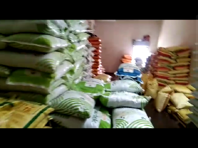 Artificial scarcity of urea in Baglan taluka | बागलाण तालुक्यात युरीया खंताची कृत्रीम टंचाई Artificial scarcity of urea in Baglan taluka | बागलाण तालुक्यात युरीया खंताची कृत्रीम टंचाई