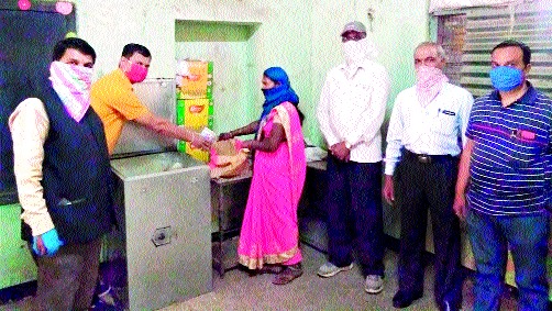 Distribution of school nutrition diet in Ozar school | ओझर शाळेत शालेय पोषण आहाराचे वाटप Distribution of school nutrition diet in Ozar school | ओझर शाळेत शालेय पोषण आहाराचे वाटप