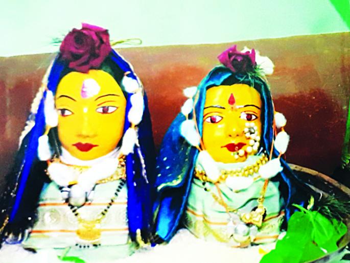 Saved by the third generation of Mahalaxmi masks of pre-independence era | स्वातंत्र्यपूर्व काळातील महालक्ष्मीच्या मुखवट्याचे तिसºया पिढीकडून जतन Saved by the third generation of Mahalaxmi masks of pre-independence era | स्वातंत्र्यपूर्व काळातील महालक्ष्मीच्या मुखवट्याचे तिसºया पिढीकडून जतन