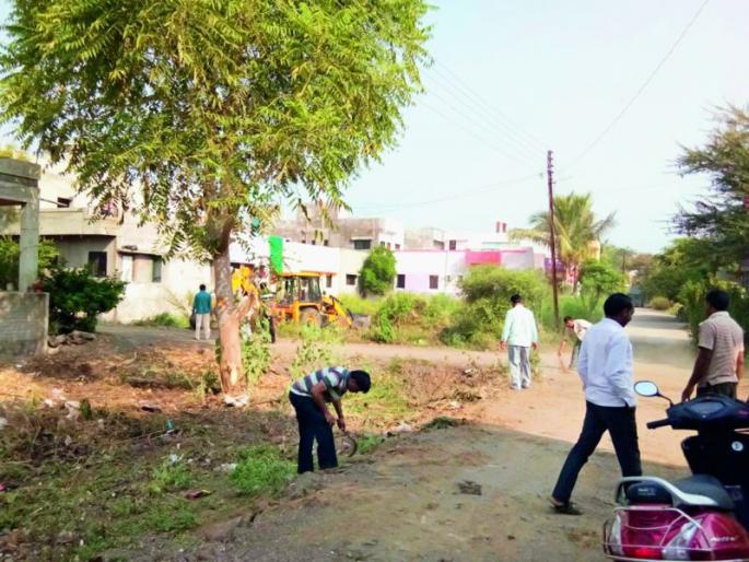 The people of Korban in Paro were mobilized collectively by their own self-interest | पारोळ्यात कोब्राने नागरिकांना लावले स्वखर्चाने सामूहिक सफाई मोहीमेला The people of Korban in Paro were mobilized collectively by their own self-interest | पारोळ्यात कोब्राने नागरिकांना लावले स्वखर्चाने सामूहिक सफाई मोहीमेला