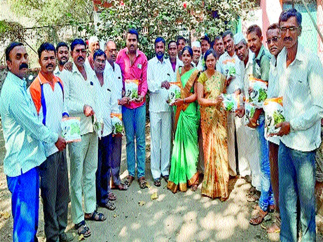 Allotment of Seeds to Animal Husbandry | सिन्नरला पशुपालकांना बियाणांचे वाटप