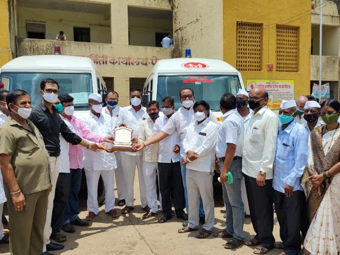 15 lakh ambulance gift given by Peth teachers | पेठच्या शिक्षकांनी दिली १५ लाखांची रुग्णवाहिका भेट 15 lakh ambulance gift given by Peth teachers | पेठच्या शिक्षकांनी दिली १५ लाखांची रुग्णवाहिका भेट