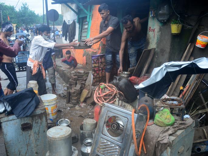 Article on Heavy rainfall in State, flood situation in many city's, question rise on Government planning | भिंत खचली, चूल विझली, होते नव्हते नेले. Article on Heavy rainfall in State, flood situation in many city's, question rise on Government planning | भिंत खचली, चूल विझली, होते नव्हते नेले.