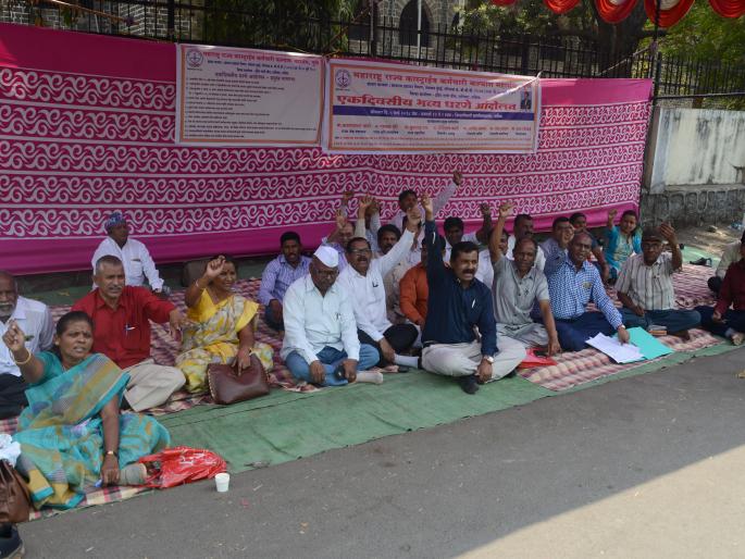 In Nashik, the caste organization should be kept throughout the day | नशिकमध्ये कास्ट्राईब संघटनेचे दिवसभर धरणे In Nashik, the caste organization should be kept throughout the day | नशिकमध्ये कास्ट्राईब संघटनेचे दिवसभर धरणे