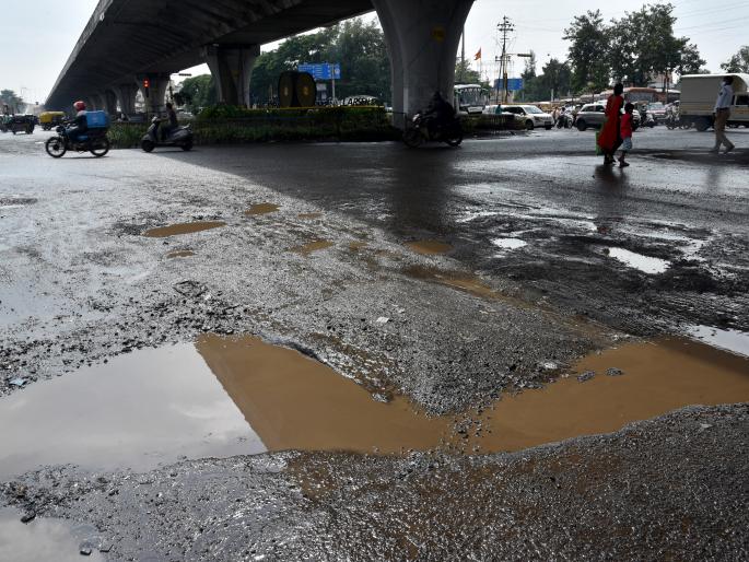 Danger from Mumbai Naka to Adgaon Naka | मुंबई नाका ते आडगाव नाक्यापर्यंत धोका Danger from Mumbai Naka to Adgaon Naka | मुंबई नाका ते आडगाव नाक्यापर्यंत धोका