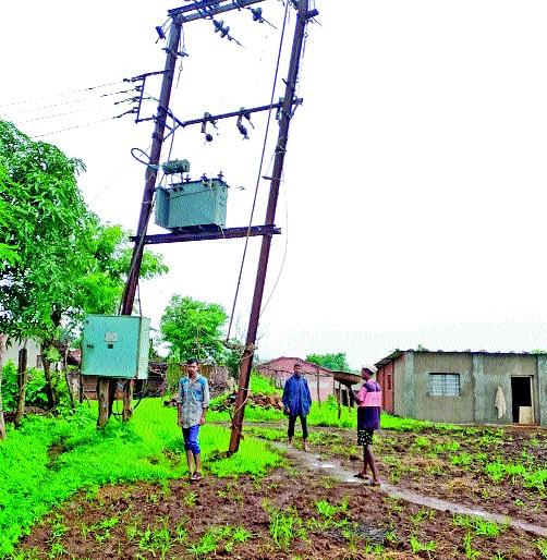 The condition of Rohitra's pillar | रोहित्राच्या खांबाची दुरवस्था The condition of Rohitra's pillar | रोहित्राच्या खांबाची दुरवस्था