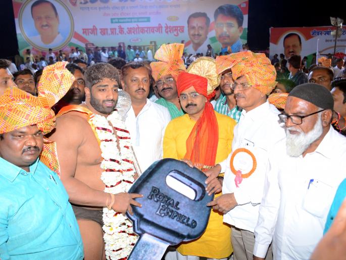 Parbhani: Sagar Birajdar, Akshay Shinde Parishad's Honorary | परभणी : सागर बिराजदार, अक्षय शिंदे चषकाचे मानकरी Parbhani: Sagar Birajdar, Akshay Shinde Parishad's Honorary | परभणी : सागर बिराजदार, अक्षय शिंदे चषकाचे मानकरी