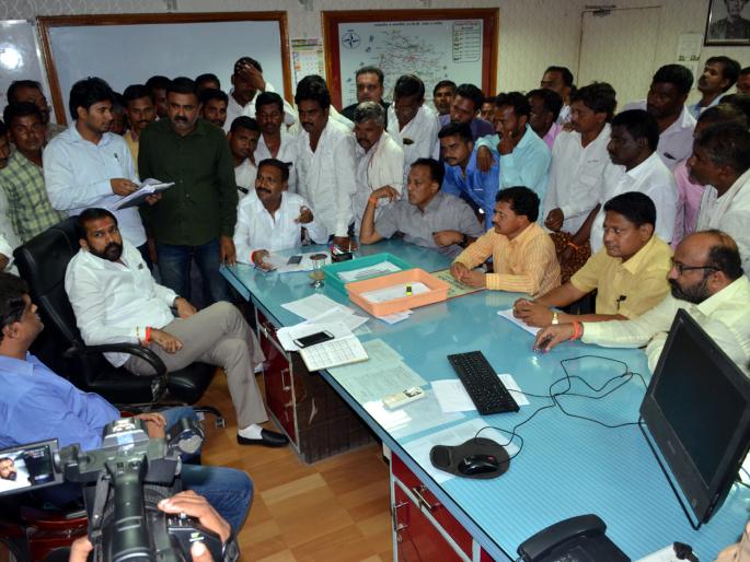 Parbhani: Shiv Sena's ghat for MahaVitran for Rohit | परभणी : रोहित्रासाठी शिवसेनेचा महावितरणला घेराव Parbhani: Shiv Sena's ghat for MahaVitran for Rohit | परभणी : रोहित्रासाठी शिवसेनेचा महावितरणला घेराव