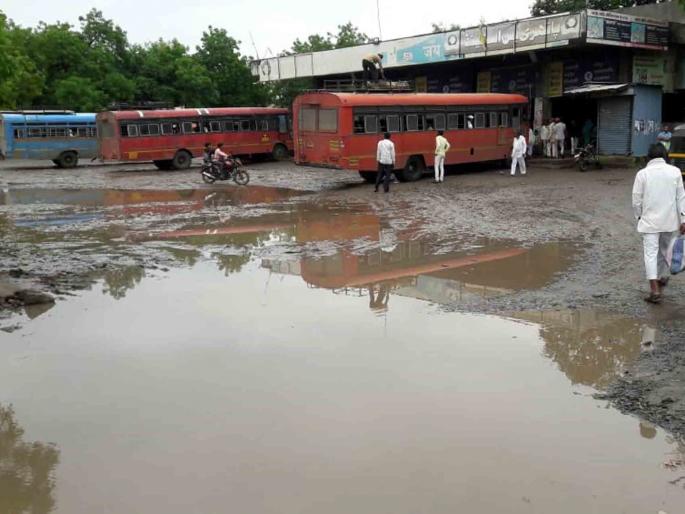 Parbhani: The form of pond that came to the stone bus station | परभणी : पाथरी बसस्थानकाला आले तळ्याचे स्वरुप Parbhani: The form of pond that came to the stone bus station | परभणी : पाथरी बसस्थानकाला आले तळ्याचे स्वरुप