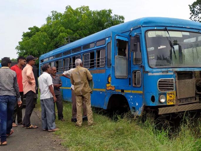 Parbhani: Saved by driver's accident | परभणी : चालकाच्या प्रसंगावधानामुळे वाचला २३ प्रवाशांचा जीव Parbhani: Saved by driver's accident | परभणी : चालकाच्या प्रसंगावधानामुळे वाचला २३ प्रवाशांचा जीव