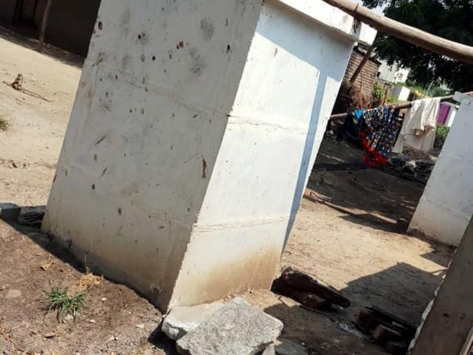 Parbhani: Start of allocation of readymade toilets | परभणी : रेडीमेड शौचालये वाटपाचा गोरखधंदा सुरू Parbhani: Start of allocation of readymade toilets | परभणी : रेडीमेड शौचालये वाटपाचा गोरखधंदा सुरू