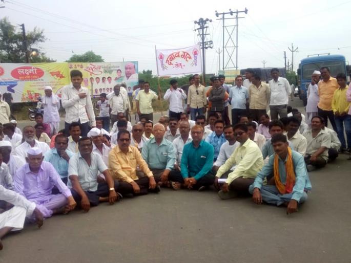 Parbhani: Stop the one-hour road for canal water | परभणी : कालव्याच्या पाण्यासाठी एक तास रास्ता रोको Parbhani: Stop the one-hour road for canal water | परभणी : कालव्याच्या पाण्यासाठी एक तास रास्ता रोको