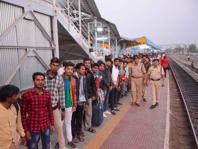 Parbhani railway station: Passengers are now able to access train from the queue | परभणी रेल्वेस्थानक : प्रवाशांचा आता रांगेतून रेल्वे प्रवेश Parbhani railway station: Passengers are now able to access train from the queue | परभणी रेल्वेस्थानक : प्रवाशांचा आता रांगेतून रेल्वे प्रवेश