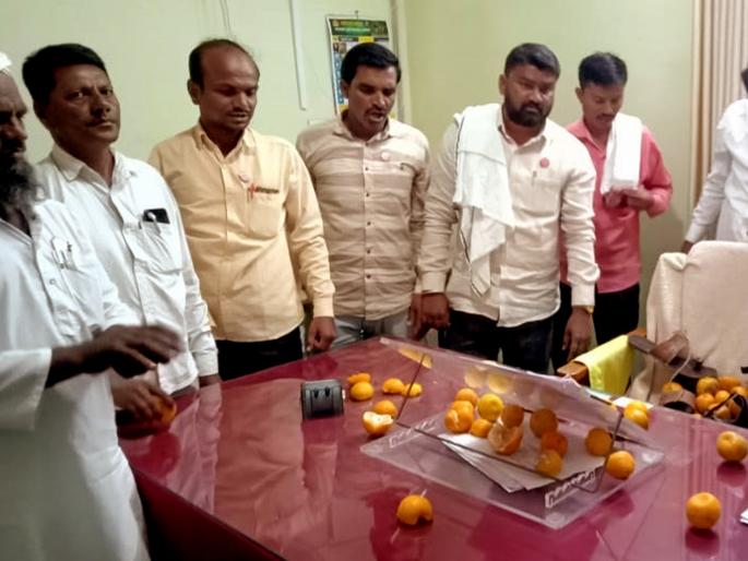 Parbhani: Bad fruits thrown at officers' tables! | परभणी : अधिकाऱ्यांच्या टेबलावर फेकली खराब फळे ! Parbhani: Bad fruits thrown at officers' tables! | परभणी : अधिकाऱ्यांच्या टेबलावर फेकली खराब फळे !