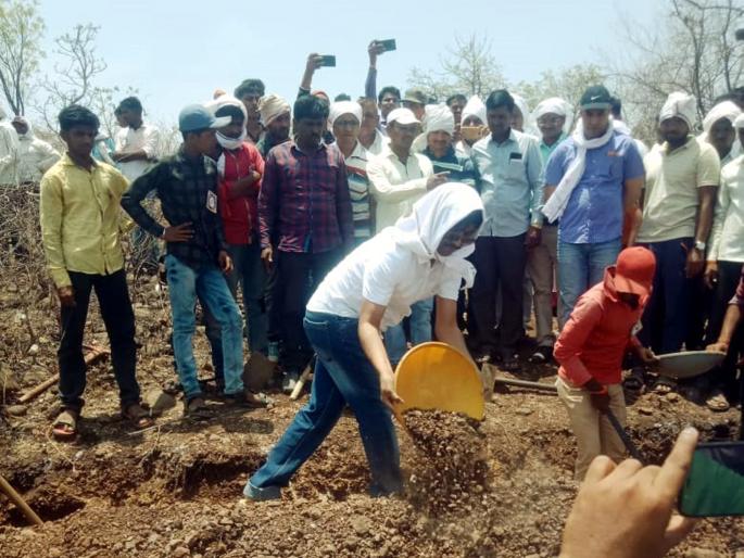 Parbhani: District Collector's in the Arabjawadi Shramdan | परभणी : जिल्हाधिकाऱ्यांचे अरबूजवाडीत श्रमदान