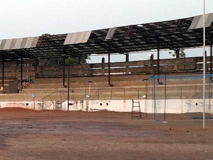 Running track created in Parbhani District Sports Complex | परभणी जिल्हा क्रीडा संकुलात तयार होईना रनिंग ट्रॅक Running track created in Parbhani District Sports Complex | परभणी जिल्हा क्रीडा संकुलात तयार होईना रनिंग ट्रॅक