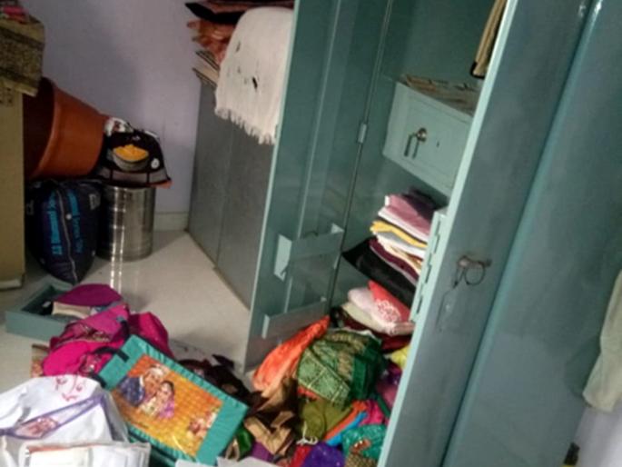 Parbhani: Stolen at four-door home with a police employee | परभणी : पोलीस कर्मचाऱ्यासह चौघांच्या घरी चोरी Parbhani: Stolen at four-door home with a police employee | परभणी : पोलीस कर्मचाऱ्यासह चौघांच्या घरी चोरी