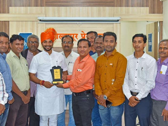 My victory because of the mistakes of Raju Shetty: Dhairyashil Mane, Kolhapur Press Club felicitated | राजू शेट्टींच्या चुकांमुळेच माझा विजय : धैर्यशील माने, कोल्हापूर प्रेस क्लबतर्फे सत्कार My victory because of the mistakes of Raju Shetty: Dhairyashil Mane, Kolhapur Press Club felicitated | राजू शेट्टींच्या चुकांमुळेच माझा विजय : धैर्यशील माने, कोल्हापूर प्रेस क्लबतर्फे सत्कार