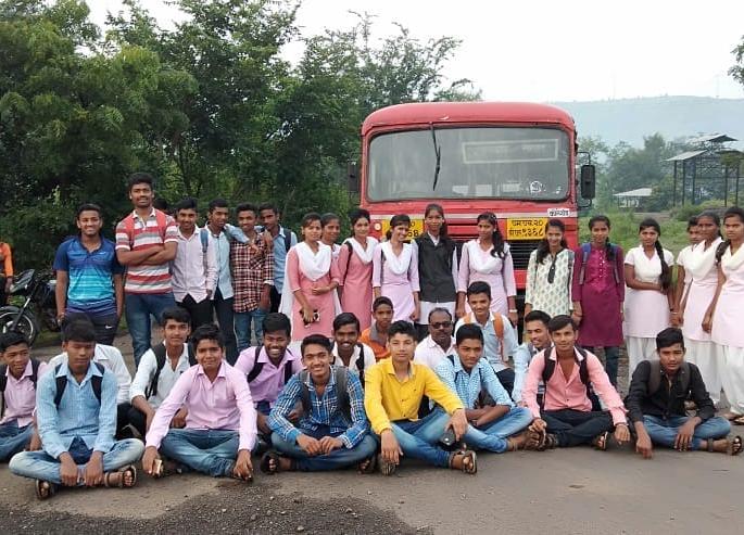 Satara: Students withdrawing ST buses from Nagrajari, transport of protesters after assurances | सातारा : नागझरीत विद्यार्थ्यांनी रोखली एसटी वाहतूक, आश्वासनानंतर आंदोलकांची माघार Satara: Students withdrawing ST buses from Nagrajari, transport of protesters after assurances | सातारा : नागझरीत विद्यार्थ्यांनी रोखली एसटी वाहतूक, आश्वासनानंतर आंदोलकांची माघार