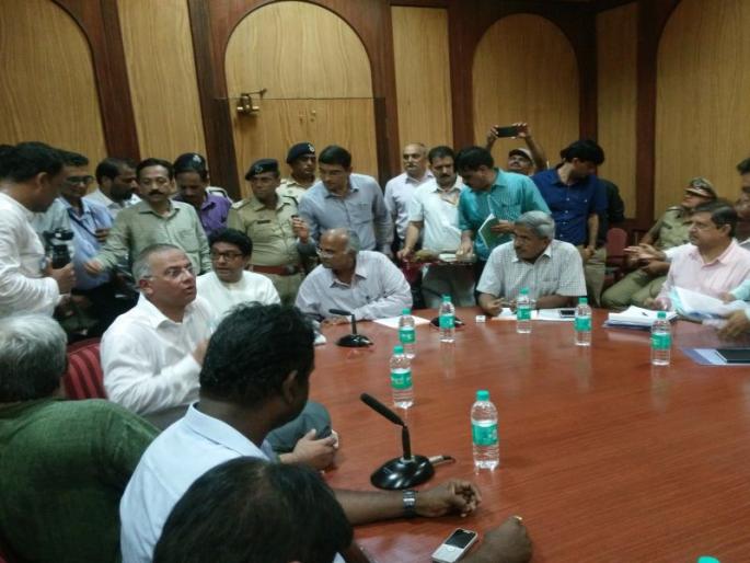 Delete ferries in 15 days otherwise ... with the general manager of the Mid-Western Railway, the ultimatum to the officers | १५ दिवसांत फेरीवाले हटवा अन्यथा... मध्य-पश्चिम रेल्वेच्या महाव्यवस्थापकांसह अधिका-यांंना अल्टिमेटम Delete ferries in 15 days otherwise ... with the general manager of the Mid-Western Railway, the ultimatum to the officers | १५ दिवसांत फेरीवाले हटवा अन्यथा... मध्य-पश्चिम रेल्वेच्या महाव्यवस्थापकांसह अधिका-यांंना अल्टिमेटम