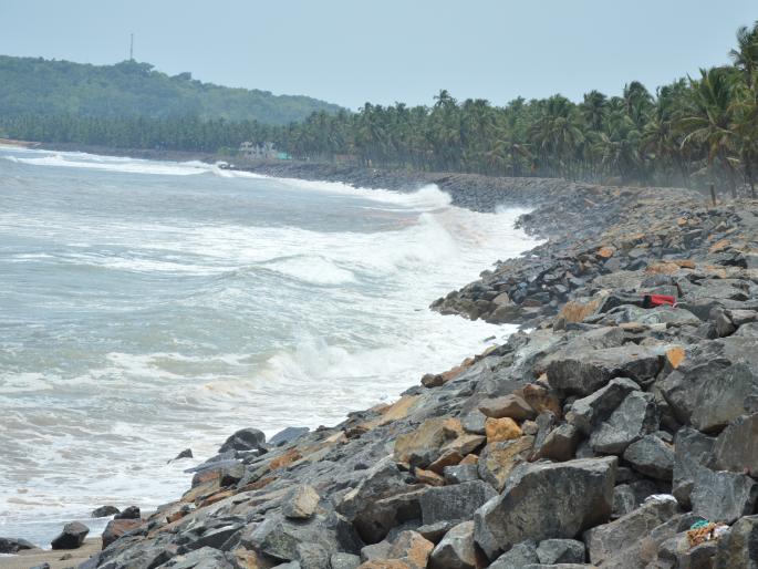 Ratnagiri: Many villages with monsoon in the rainy season of encroachment are threatened | रत्नागिरी : पावसाळी सागरी अतिक्रमणाचा मिऱ्यासह अनेक गावांना धोका Ratnagiri: Many villages with monsoon in the rainy season of encroachment are threatened | रत्नागिरी : पावसाळी सागरी अतिक्रमणाचा मिऱ्यासह अनेक गावांना धोका