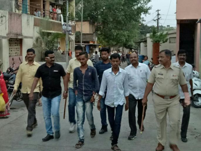 nashik,poilce,criminal,arrested | रिक्षा जाळणाऱ्यांची पोलिसांनी काढली धिंड