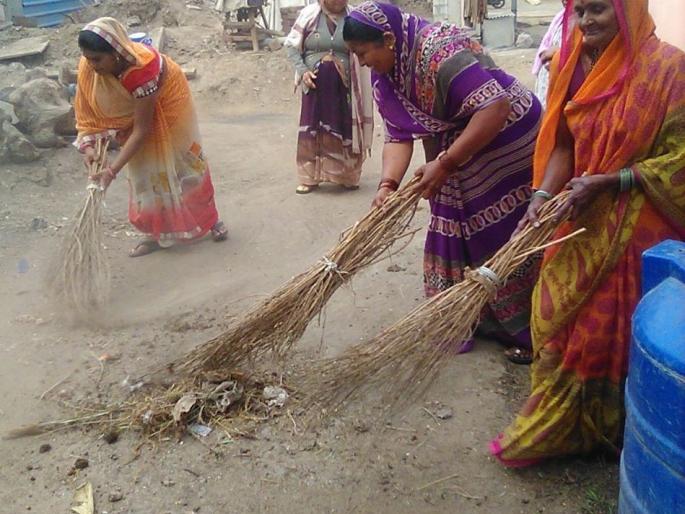 The slopes of those who sat on the floor saying "unres ... unres ..." | उनारे... उनारे... म्हणत उघड्यावर शौचास बसणाऱ्यांची पळापळ The slopes of those who sat on the floor saying "unres ... unres ..." | उनारे... उनारे... म्हणत उघड्यावर शौचास बसणाऱ्यांची पळापळ
