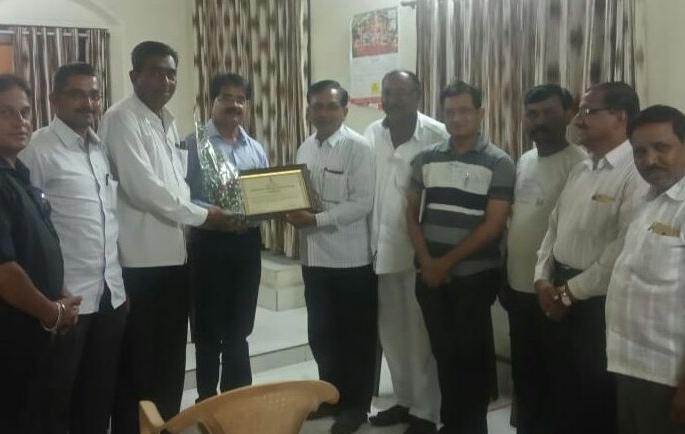 Yaval's R.K. Pawar was honored with the Excellency Naib Tahsildar Award | यावलचे आर.के. पवार यांचा उत्कृष्ट नायब तहसीलदार सन्मानपत्राने गौरव
