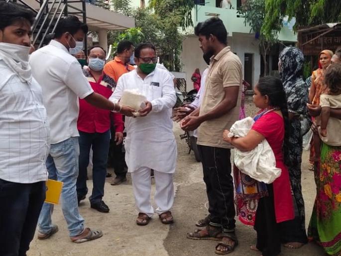 Councilor Rajendra Chowdhury's help to 4 families in Chalisgaon | चाळीसगावला ५०० कुटुंंबांना नगरसेवक राजेंद्र चौधरी यांचा मदतीचा हात Councilor Rajendra Chowdhury's help to 4 families in Chalisgaon | चाळीसगावला ५०० कुटुंंबांना नगरसेवक राजेंद्र चौधरी यांचा मदतीचा हात