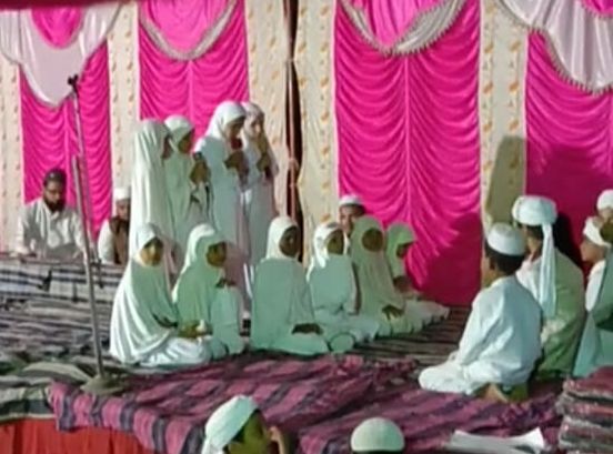 Azim-e-Shan Jalsa in Sakagegaon, participated by 120 Chimukkalas | साकेगावात अजीम-ए- शान जलसा, १२० चिमुकल्यांनी घेतला सहभाग