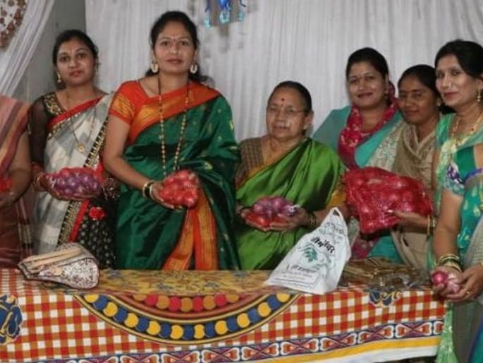 'Onion' varieties introduced to women at Chalisgaon | चाळीसगाव येथे महिलांना लावले ‘कांद्याचे’ वाण 'Onion' varieties introduced to women at Chalisgaon | चाळीसगाव येथे महिलांना लावले ‘कांद्याचे’ वाण