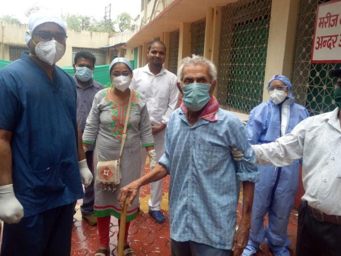 The 90-year-old wrestler beat Corona with confidence | ९० वर्षीय पहिलवानाने आत्मविश्वासाच्या बळावर दिली ‘कोरोना’ला पटकी The 90-year-old wrestler beat Corona with confidence | ९० वर्षीय पहिलवानाने आत्मविश्वासाच्या बळावर दिली ‘कोरोना’ला पटकी