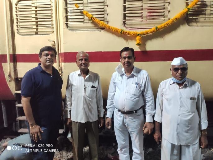 After seven years, the fate of Raver railway cargo has finally been revealed. | तब्बल सात वर्षांनी रावेर रेल्वे मालधक्क्याचे अखेर भाग्य खुलले केळी  निर्यातीच्या "जीएस-एसएलआर" किसान रॅकने After seven years, the fate of Raver railway cargo has finally been revealed. | तब्बल सात वर्षांनी रावेर रेल्वे मालधक्क्याचे अखेर भाग्य खुलले केळी  निर्यातीच्या "जीएस-एसएलआर" किसान रॅकने