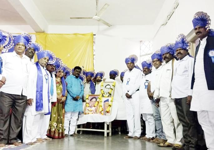 50,000 per acre as compensation to farmers affected by excessive rainfall; Resolutions at the meeting of Ripai in Solapur | अतिवृष्टीग्रस्त शेतकऱ्यांना एकरी ५० हजार नुकसानभरपाई द्या; सोलापुरातील रिपाइंच्या मेळाव्यात ठराव 50,000 per acre as compensation to farmers affected by excessive rainfall; Resolutions at the meeting of Ripai in Solapur | अतिवृष्टीग्रस्त शेतकऱ्यांना एकरी ५० हजार नुकसानभरपाई द्या; सोलापुरातील रिपाइंच्या मेळाव्यात ठराव